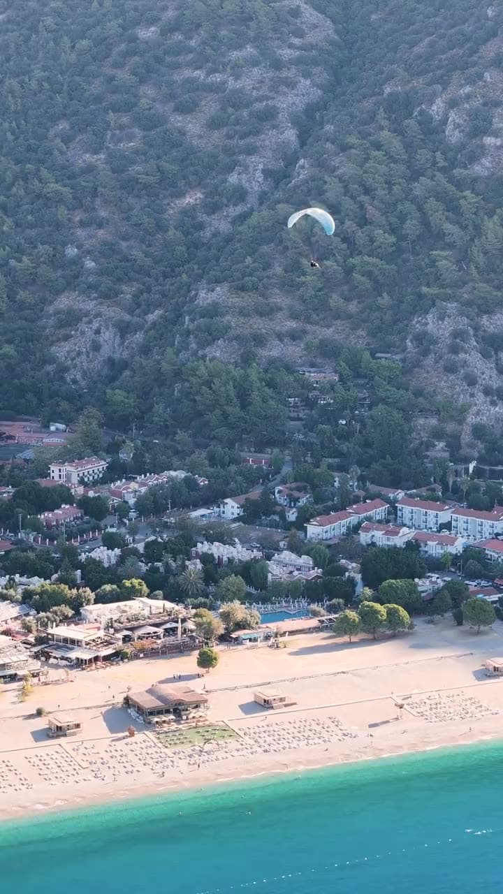 Belcekız plajının üzerinde süzülen paraşütler